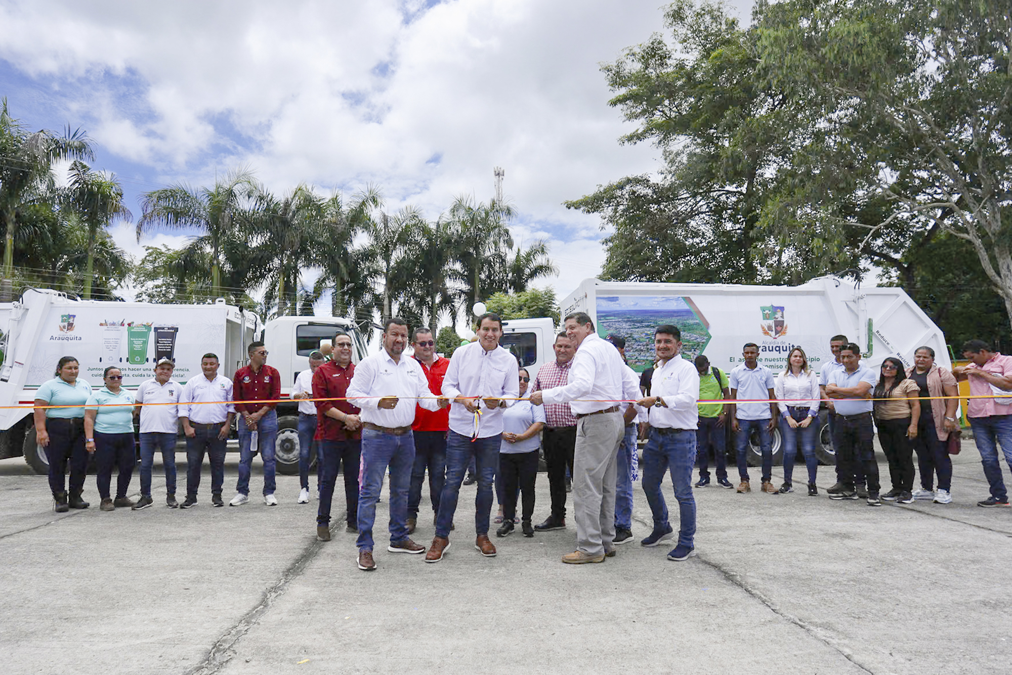 Dos camiones recolectores de residuos sólidos completamente nuevos y equipados fueron entregados al municipio de Arauquita, en el departamento de Arauca, como parte del proyecto adelantado por Sierracol Energy, a través del mecanismo Obras por Impuestos.